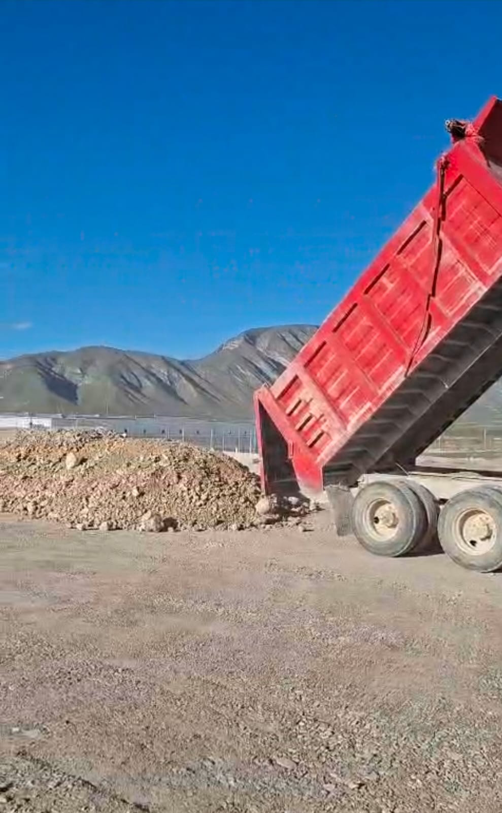 Descarga de material para los trabajos de terracería.